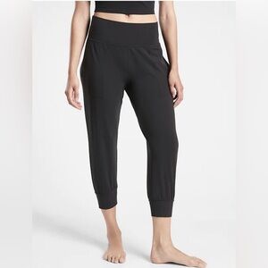 Salutation Crop Jogger